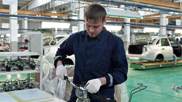 В России запланировали продлить разрешение на выпуск упрощенных автомобилей
