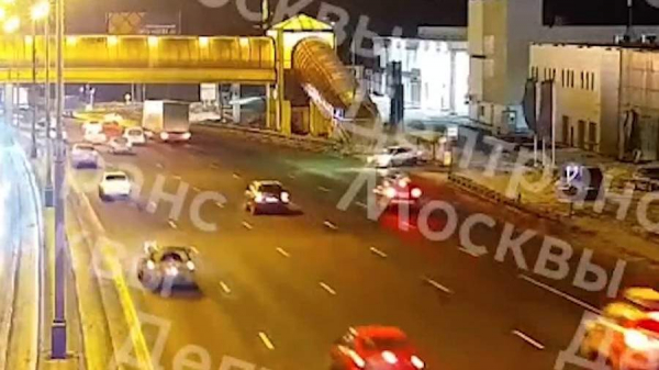 На МКАД автомобиль врезался в остановку
