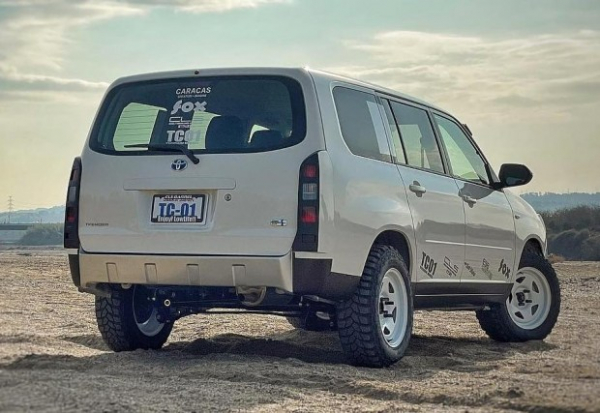 Найдоступніший кросовер Toyota &laquo;схрестили&raquo; з Land Rover Defender