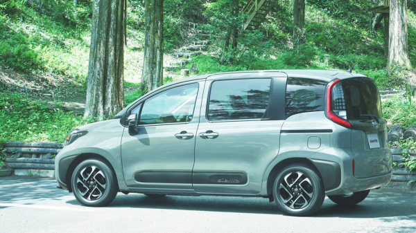 В Россию начали поставлять Toyota Sienta, которая дешевле LADA Vesta