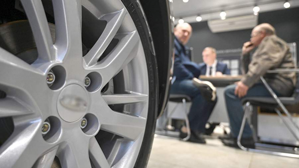 Эксперт объяснил сохранение цен на автомобили в России на уровне прошлого года
