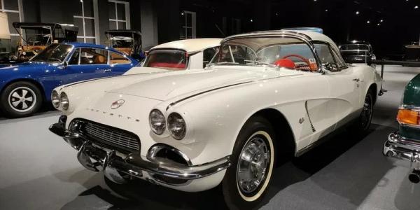 Центральным экспонатом в музее УГМК оказался легендарный спорткар из США Chevrolet Corvette