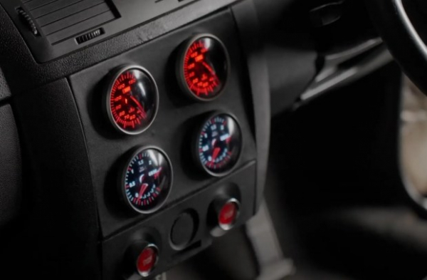 Старий Volkswagen Golf оснастили двома двигунами на 500 сил