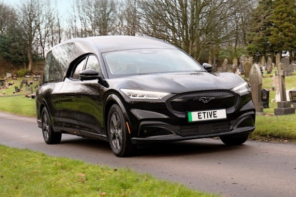 Електричний кросовер Ford Mustang перетворили на лімузин та катафалк Електричний кросовер Ford Mustang перетворили на лімузин та катафалк
