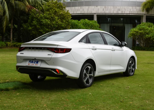 Китайские таксисты обвинили Geely в обмане с новым Emgrand