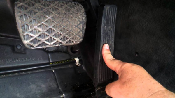 Мотор захлебывается при нажатии на педаль газа