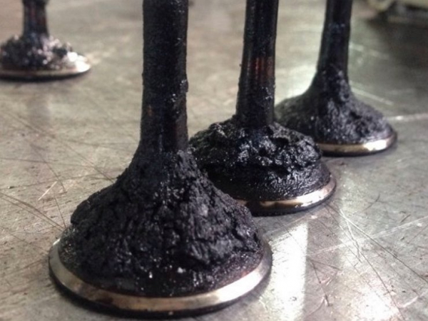 Отчего почти у всех современных машин так много грязи на клапанах