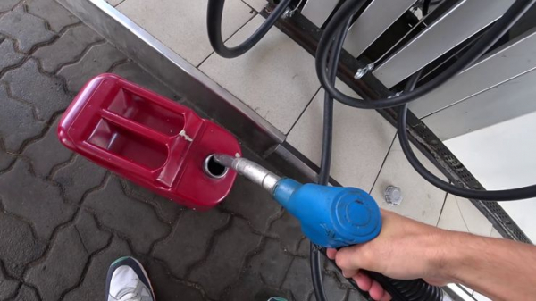 Почему из-за падения нефтяных цен в России резко подорожает бензин