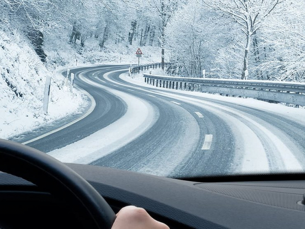 Почему зимой автомобиль поворачивает вправо, если мы крутим руль влево