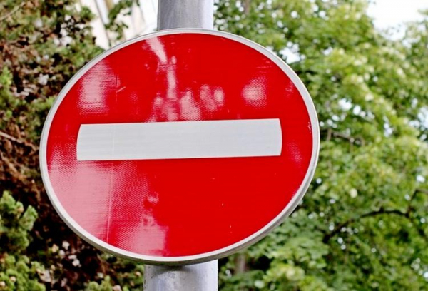 Штраф за проезд под кирпич &mdash; знак &laquo;Въезд запрещен&raquo;