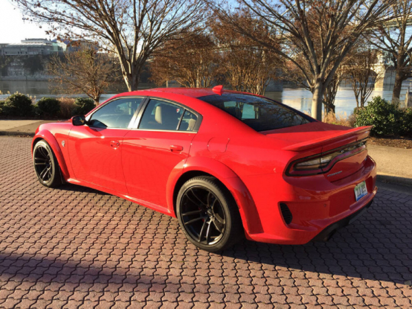 В этой гонке соревнуются BMW M850i, Lexus LC500 и Dodge Challenger SRT Hellcat 