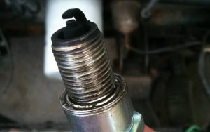 Заливает свечи зажигания: как завести двигатель
