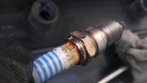 Заливает свечи зажигания: как завести двигатель