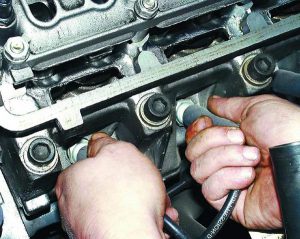 Заливает свечи зажигания: как завести двигатель