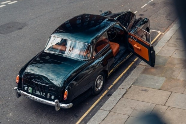 Рідкісний вінтажний Bentley перетворили на потужний електрокар