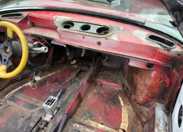 Класичний спорткар Ferrari 80-х отримав зухвалий та незвичайний тюнінг