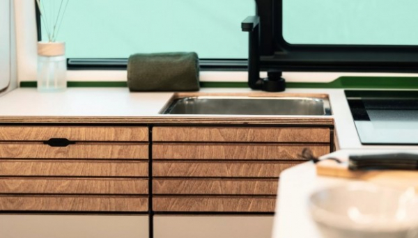 Фургон Volkswagen Transporter перетворили на розкішний автобудинок