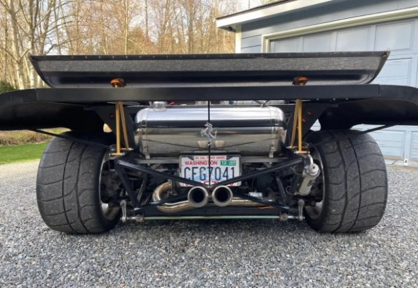 Класичний спорткар Ferrari 80-х отримав зухвалий та незвичайний тюнінг