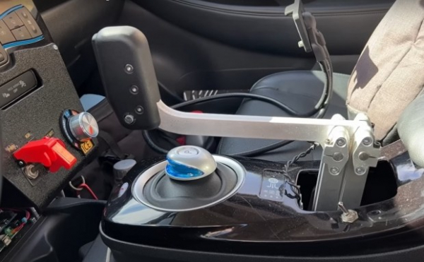 Тюнери обладнали Nissan Leaf двигуном Kawasaki