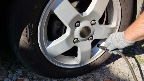 Названы частые ошибки при проверке давления в шинах