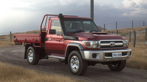 В Россию привезли утилитарные пикапы Toyota Land Cruiser 79
