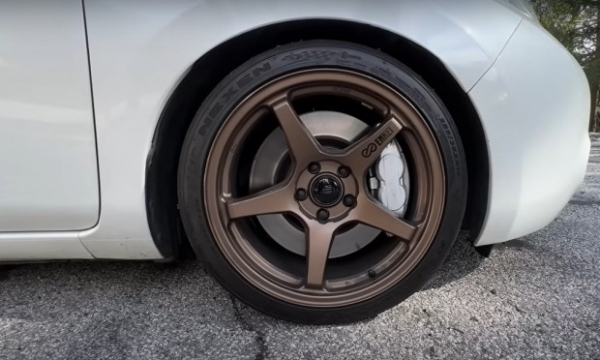 Тюнери обладнали Nissan Leaf двигуном Kawasaki