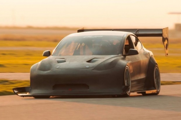 Tesla Model 3 підготували до змагань на швидкісних треках