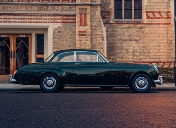 Рідкісний вінтажний Bentley перетворили на потужний електрокар