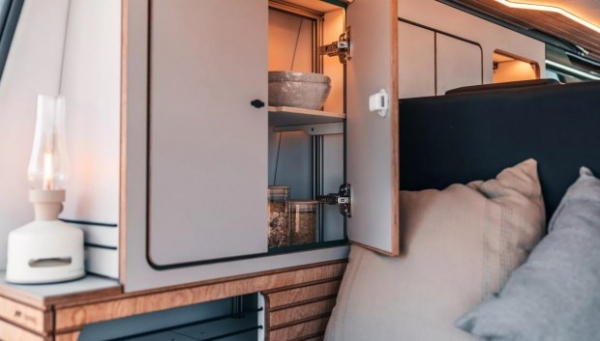 Фургон Volkswagen Transporter перетворили на розкішний автобудинок