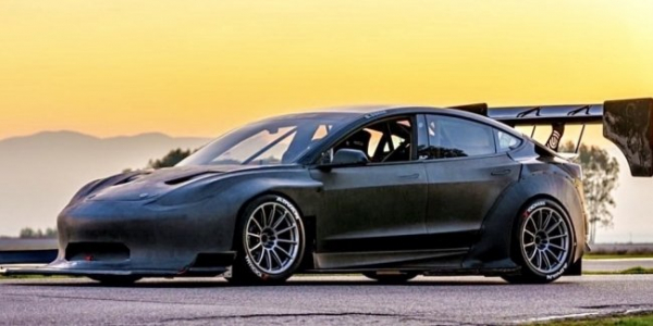 Tesla Model 3 підготували до змагань на швидкісних треках