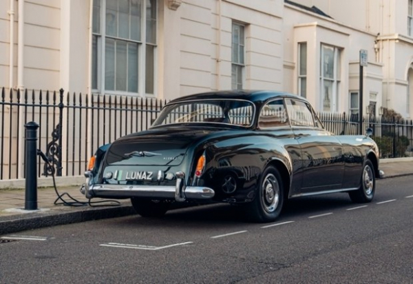 Рідкісний вінтажний Bentley перетворили на потужний електрокар