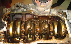 Что лучше заливать в двигатель: масло синтетика или полусинтетика Что лучше заливать в двигатель: масло синтетика или полусинтетика