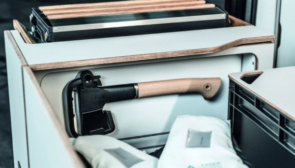 Фургон Volkswagen Transporter перетворили на розкішний автобудинок