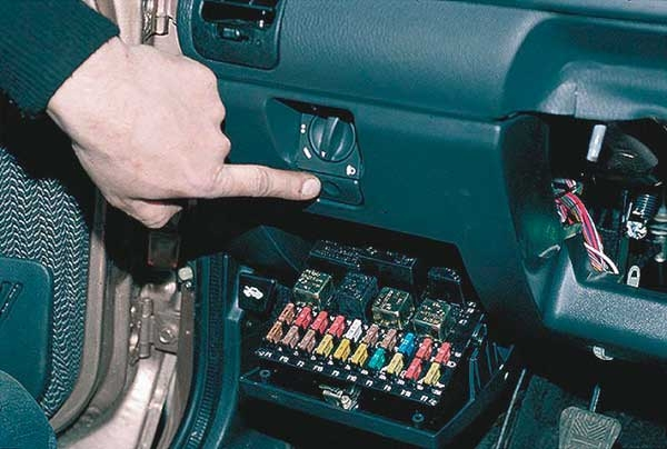 Где стоит предохранитель на бензонасос