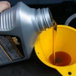 Какое масло лучше заливать летом в двигатель чтобы уберечь мотор Какое масло лучше заливать летом в двигатель чтобы уберечь мотор