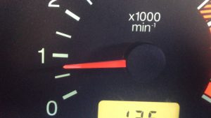 Почему на холостых скачут обороты двигателя