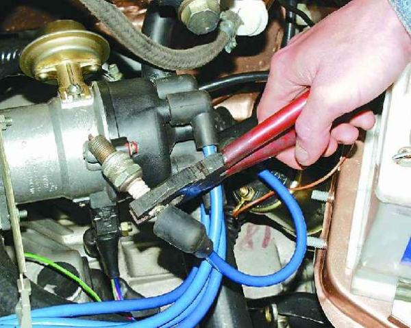 Проверка искры на инжеторном моторе