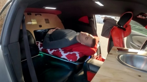 Спорткар Chevrolet Camaro перетворили на будинок на колесах
