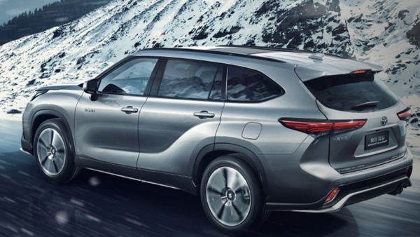 Первый в истории кроссовер Toyota Crown начали продавать в РФ