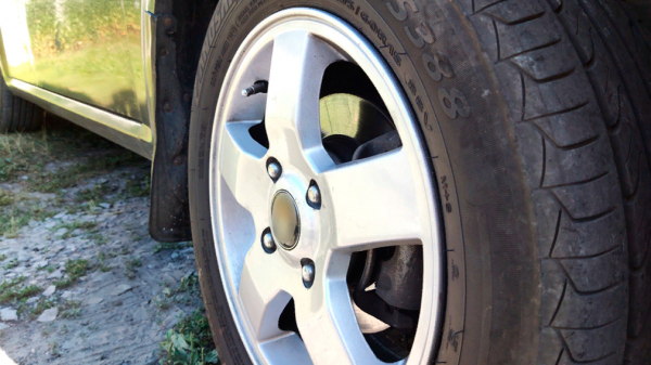 Российские владельцы люксовых автомобилей стали массово устанавливать китайские шины