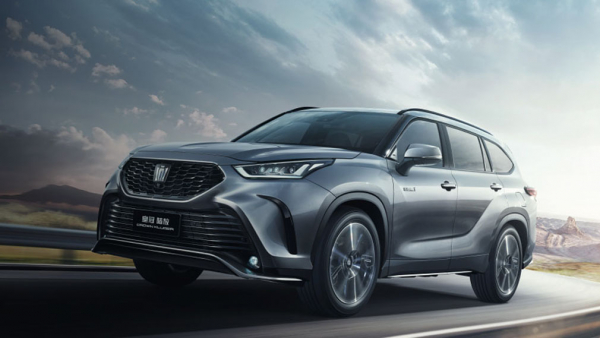 Первый в истории кроссовер Toyota Crown начали продавать в РФ