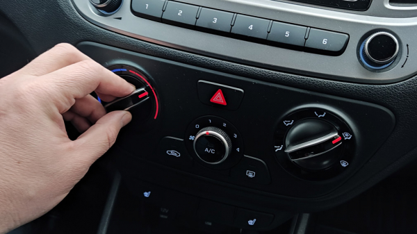 Эксперт рассказал, как бороться с запотевшими стеклами в автомобиле  Эксперт рассказал, как бороться с запотевшими стеклами в автомобиле