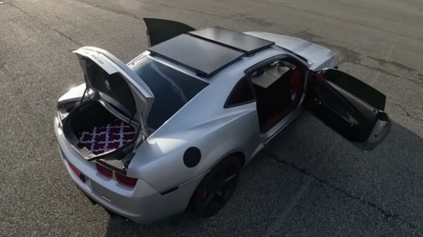 Спорткар Chevrolet Camaro перетворили на будинок на колесах