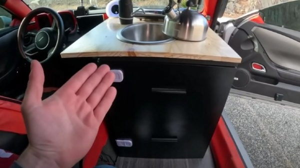 Спорткар Chevrolet Camaro перетворили на будинок на колесах