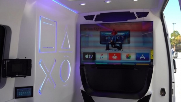 Mercedes-Benz Sprinter перетворили на мобільну кімнату для відеоігор