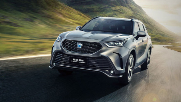 Первый в истории кроссовер Toyota Crown начали продавать в РФ