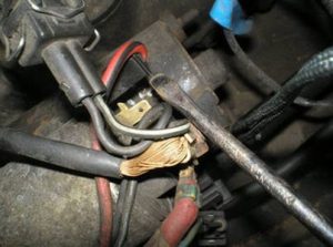 Как напрямую замкнуть стартер автомобиля: доступные способы