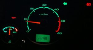 На холостых загорается лампочка давления масла: можно ли ездить?