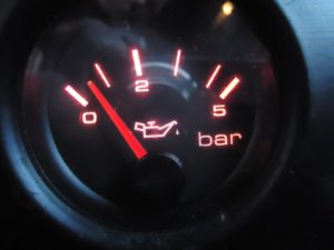 На холостых загорается лампочка давления масла: можно ли ездить?