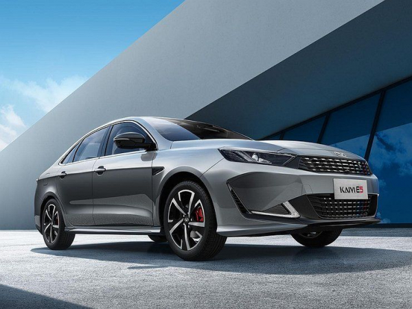 Новая версия Kaiyi E5 и другие неприлично дешевые седаны в России